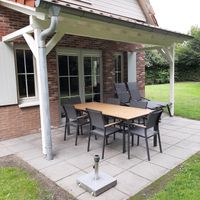 &uuml;berdachte Terrasse mit Gartenm&ouml;bel