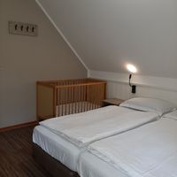 Schlafzimmer 3 Obergescho&szlig; mit Kinderbett