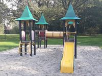 Spielplatz direkt hinter Haus